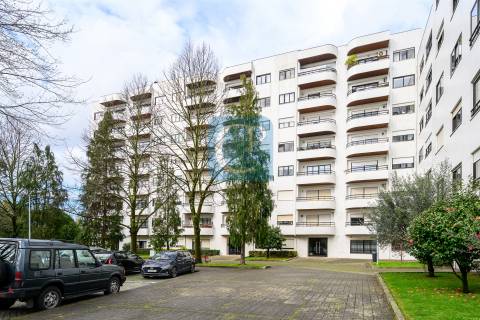 Apartamento T2 em Paranhos junto ao metro de Salgueiros