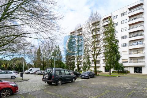 Apartamento T2 em Paranhos junto ao metro de Salgueiros