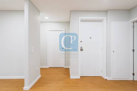 Apartamento T2 renovado e equipado à Avenida Fernão Magalhães