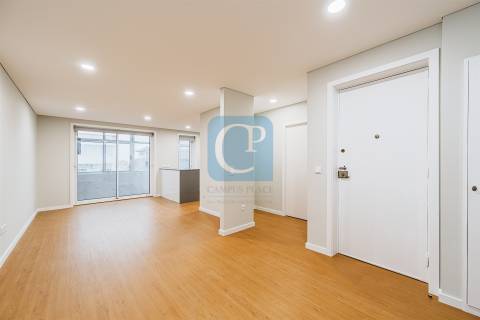 Apartamento T2 renovado e equipado à Avenida Fernão Magalhães