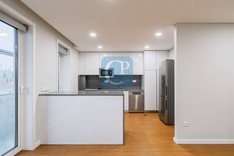 Apartamento T2 renovado e equipado à Avenida Fernão Magalhães