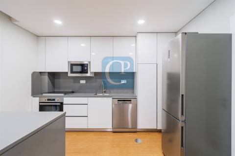 Apartamento T2 renovado e equipado à Avenida Fernão Magalhães