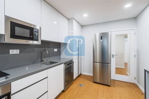 Apartamento T2 renovado e equipado à Avenida Fernão Magalhães