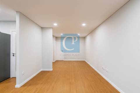 Apartamento T2 renovado e equipado à Avenida Fernão Magalhães