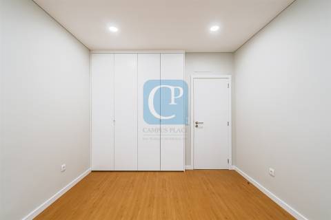 Apartamento T2 renovado e equipado à Avenida Fernão Magalhães