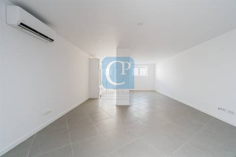 Prédio para investimento com seis frações em São Mamede de Infesta