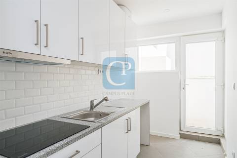 Prédio para investimento com seis frações em São Mamede de Infesta