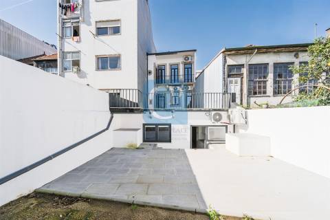 Prédio para investimento com seis frações em São Mamede de Infesta