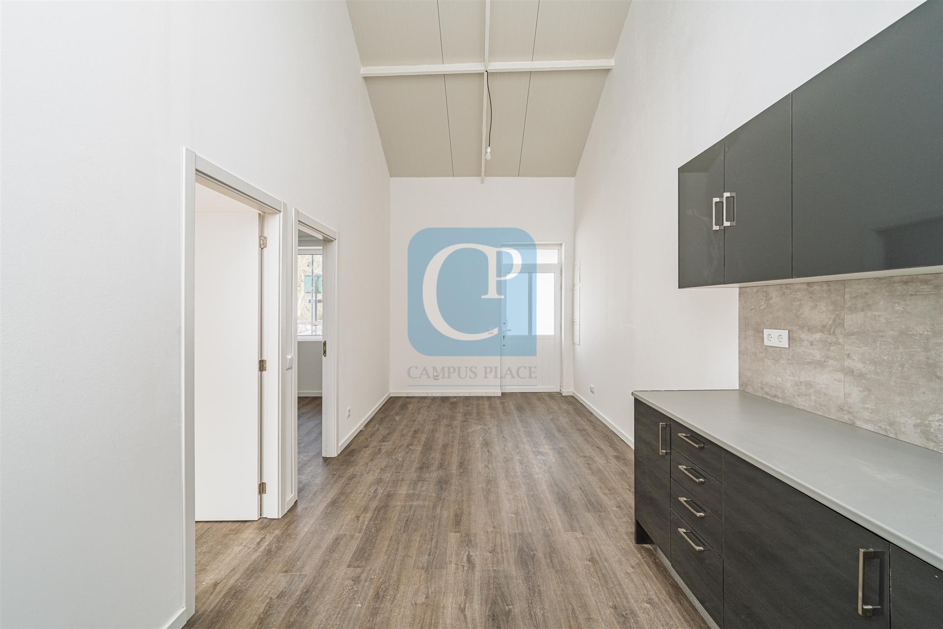 Moradia V2 remodelada em Paranhos, Porto