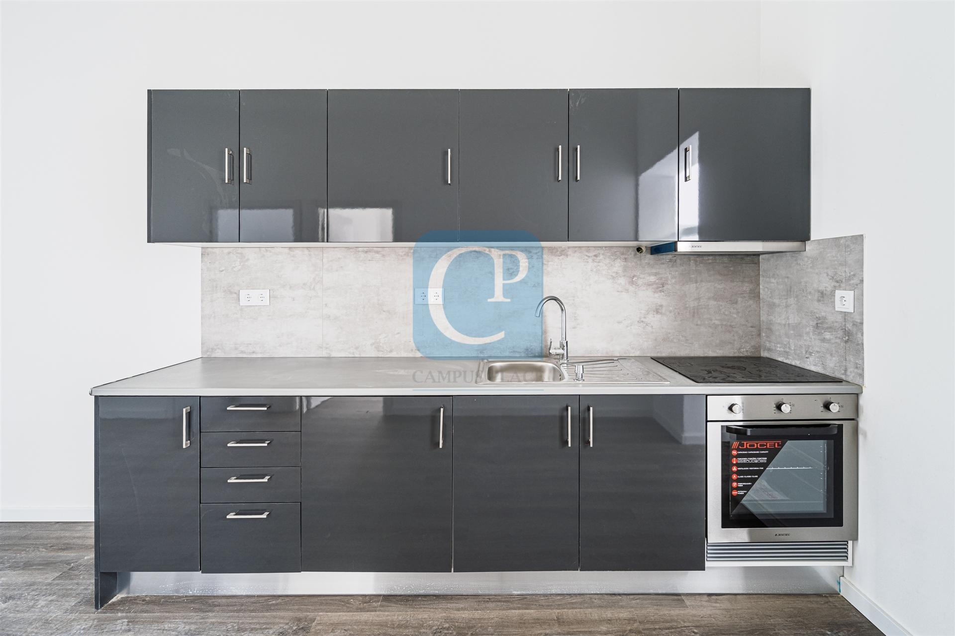 Moradia V2 remodelada em Paranhos, Porto