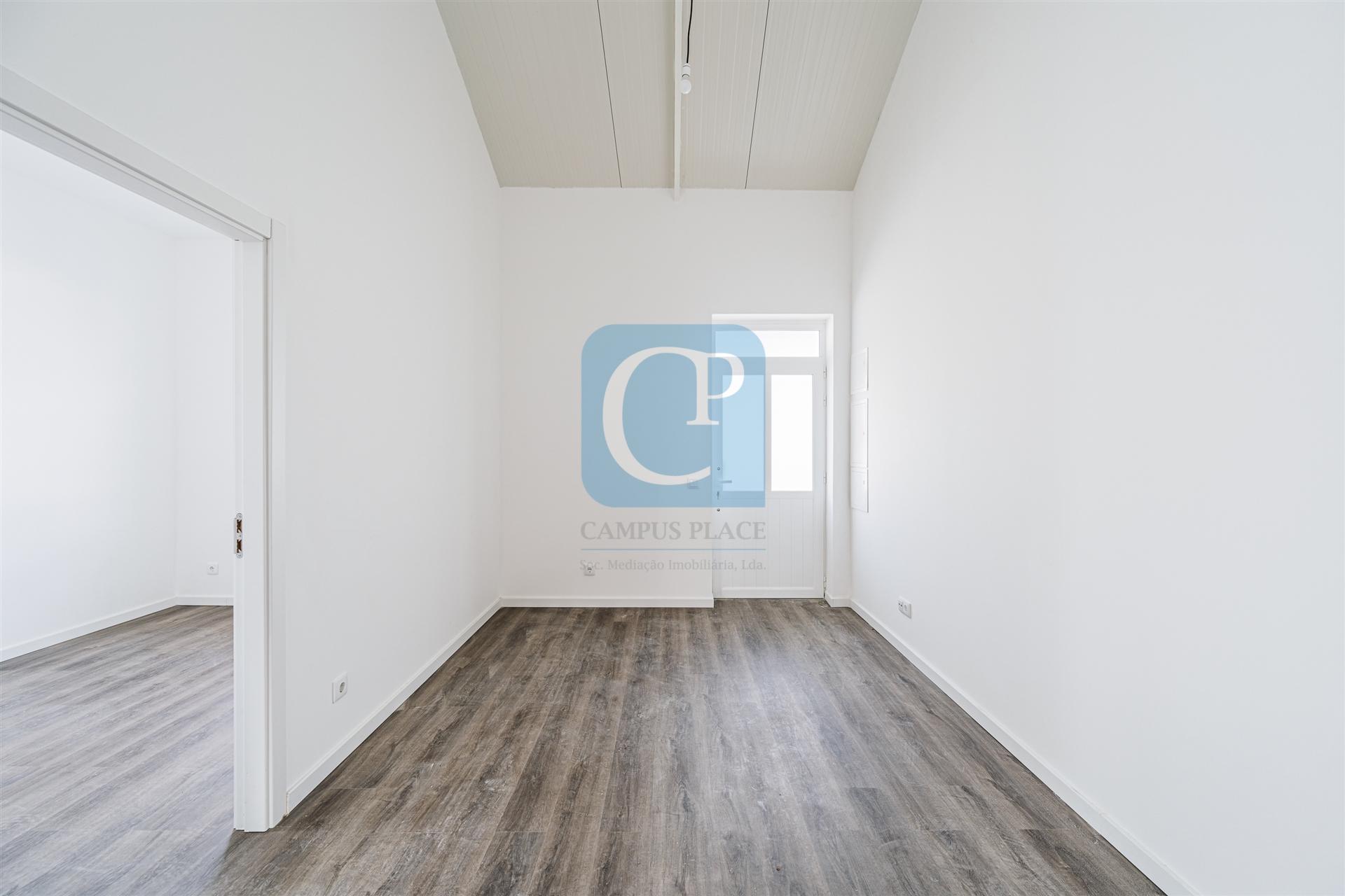 Moradia V2 remodelada em Paranhos, Porto