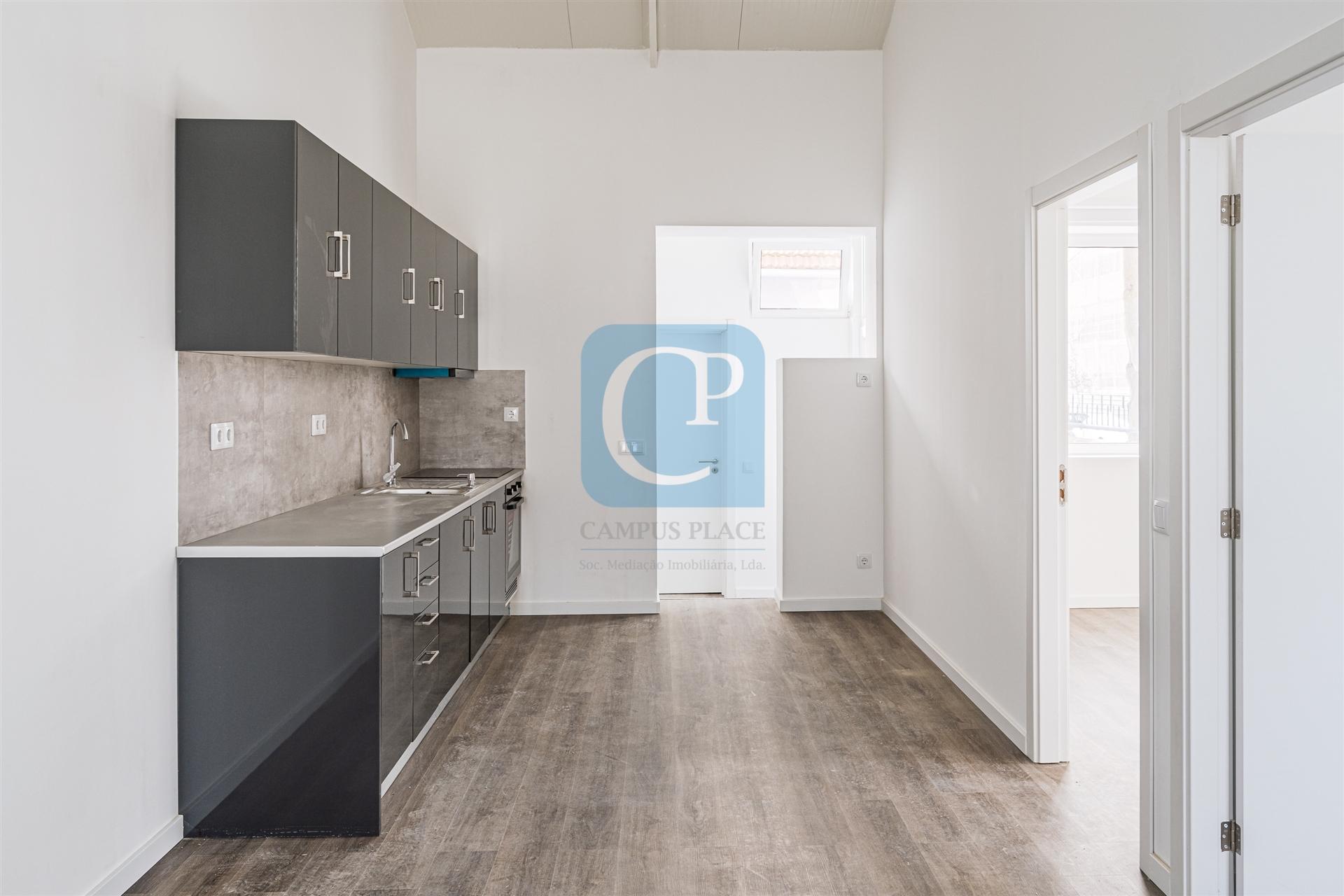 Moradia V2 remodelada em Paranhos, Porto