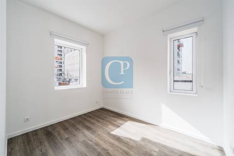 Moradia V2 remodelada em Paranhos, Porto