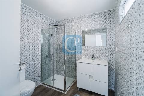 Moradia V2 remodelada em Paranhos, Porto