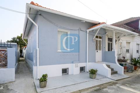 Moradia V2 remodelada em Paranhos, Porto