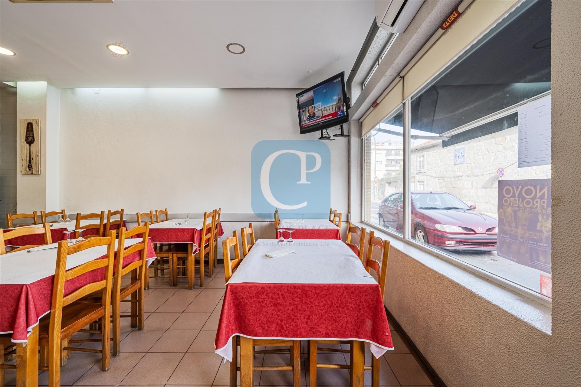 Restaurante completamente equipado junto ao estádio do Dragão