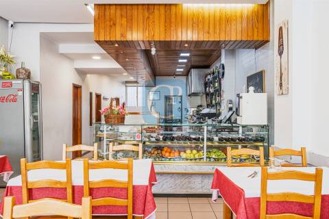 Restaurante completamente equipado junto ao estádio do Dragão