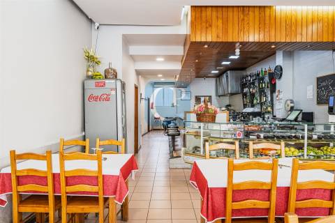 Restaurante completamente equipado junto ao estádio do Dragão