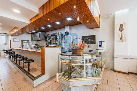 Restaurante completamente equipado junto ao estádio do Dragão