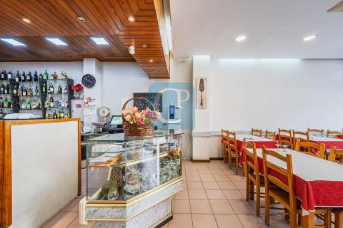 Restaurante completamente equipado junto ao estádio do Dragão