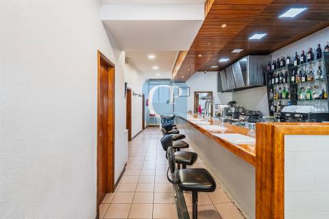 Restaurante completamente equipado junto ao estádio do Dragão