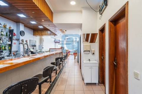 Restaurante completamente equipado junto ao estádio do Dragão