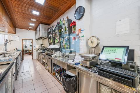Restaurante completamente equipado junto ao estádio do Dragão