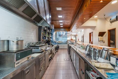 Restaurante completamente equipado junto ao estádio do Dragão