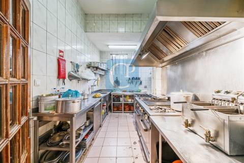 Restaurante completamente equipado junto ao estádio do Dragão