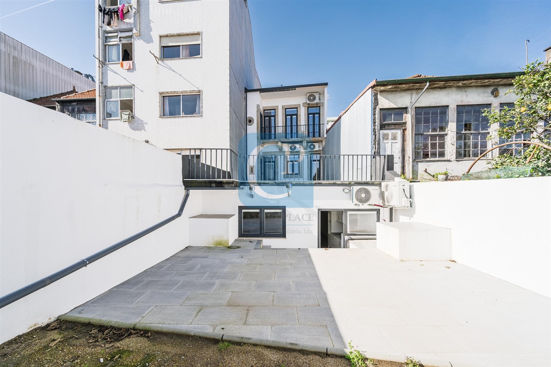 Prédio para investimento com seis frações em São Mamede de Infesta