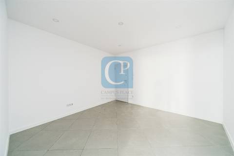 Prédio para investimento com seis frações em São Mamede de Infesta