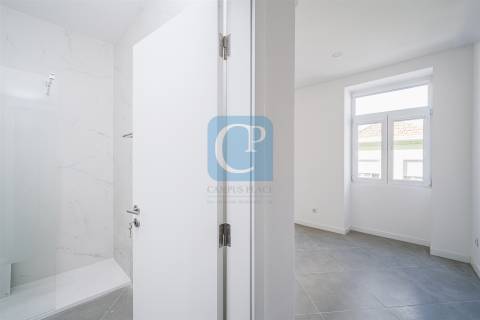 Prédio para investimento com seis frações em São Mamede de Infesta