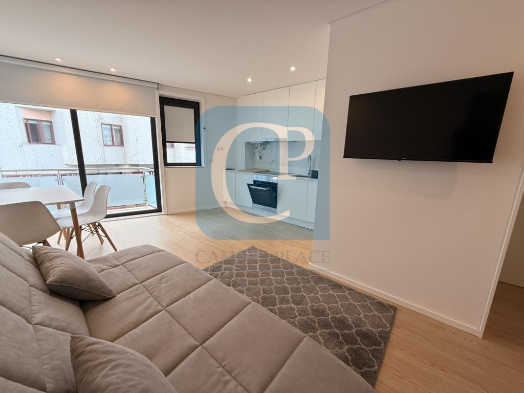 Apartamento T0 com varanda e garagem em Leça da Palmeira