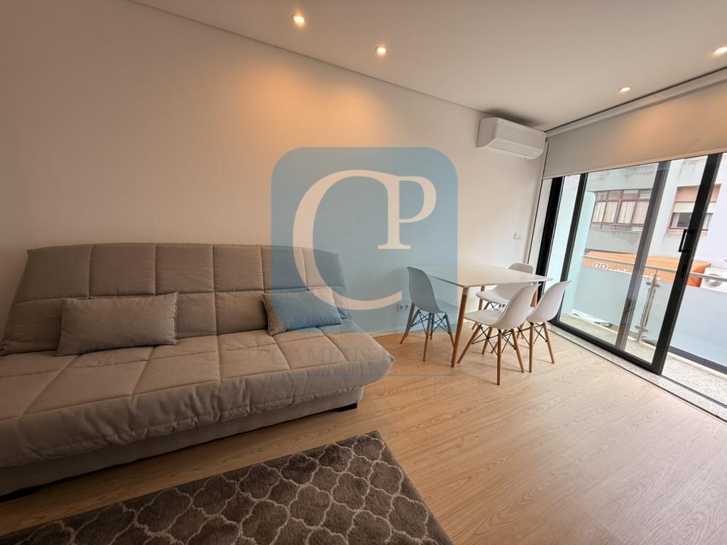 Apartamento T0 com varanda e garagem em Leça da Palmeira