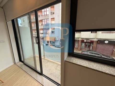 Apartamento T0 com varanda e garagem em Leça da Palmeira