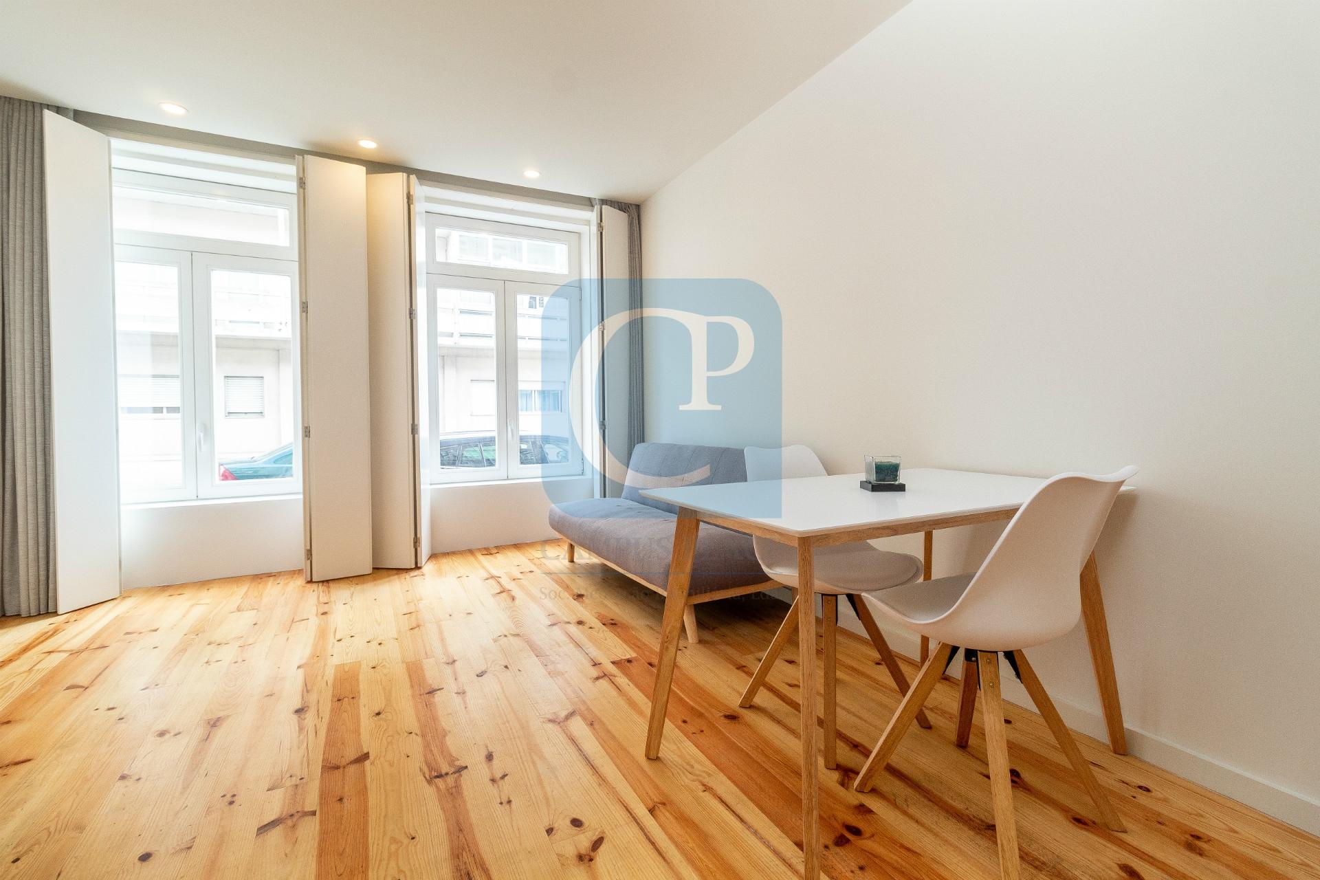 Apartamento T1 mobilado na Rua da Alegria, próximo do Marquês