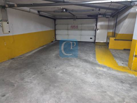 T2 com lugar de garagem e arrumos na Rua de Santana, Leça do Balio