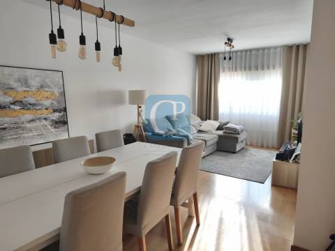 T2 com lugar de garagem e arrumos na Rua de Santana, Leça do Balio