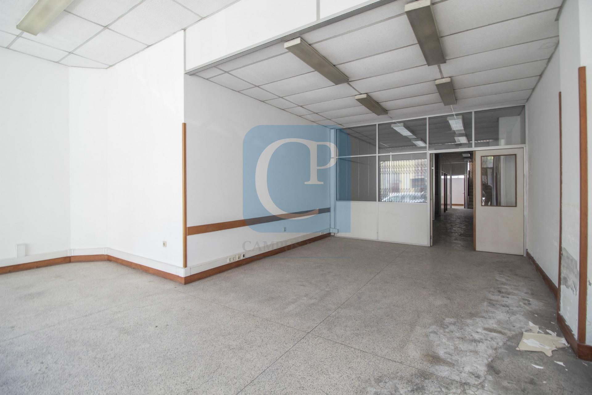 Loja para arrendamento, próxima da Rua de Camões