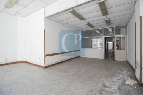 Loja para arrendamento, próxima da Rua de Camões