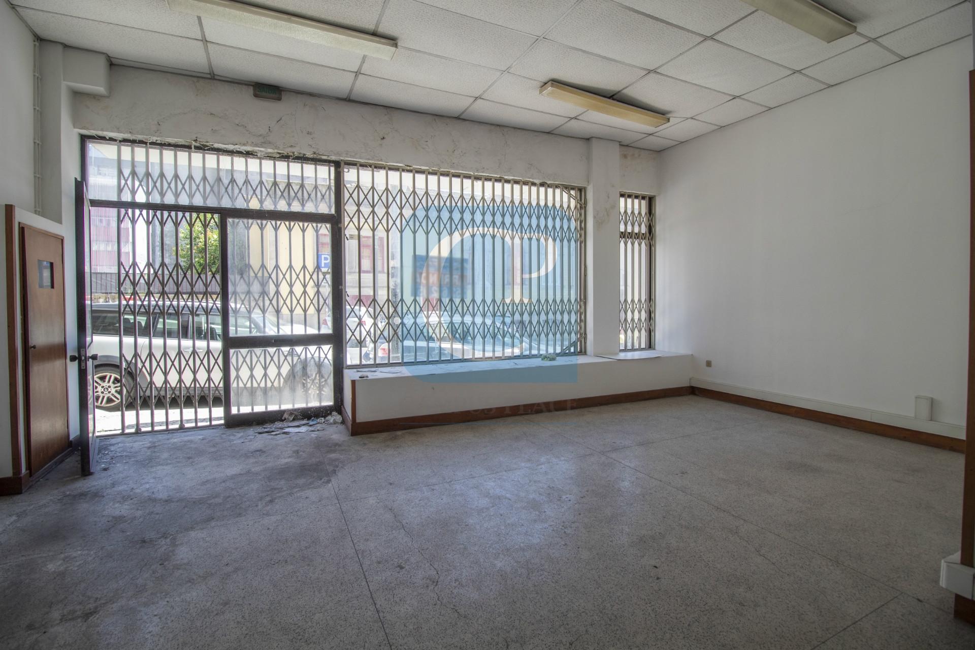 Loja para arrendamento, próxima da Rua de Camões