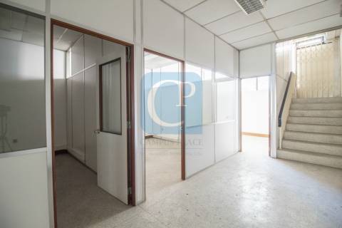 Loja para arrendamento, próxima da Rua de Camões