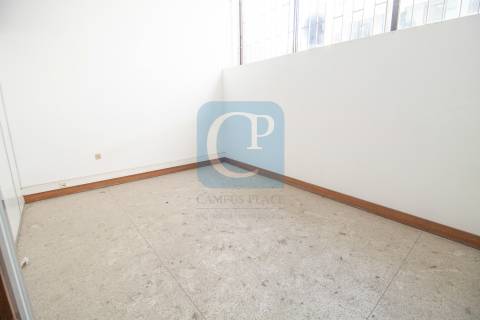 Loja para arrendamento, próxima da Rua de Camões