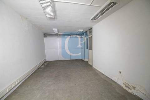 Loja para arrendamento, próxima da Rua de Camões