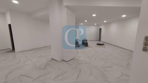 Loja com 129m² ao cruzamento de Monte dos Burgos