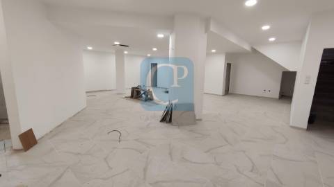 Loja com 129m² ao cruzamento de Monte dos Burgos