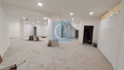 Loja com 129m² ao cruzamento de Monte dos Burgos