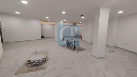 Loja com 129m² ao cruzamento de Monte dos Burgos