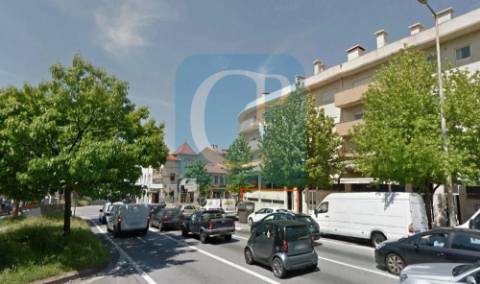 Loja com 129m² ao cruzamento de Monte dos Burgos