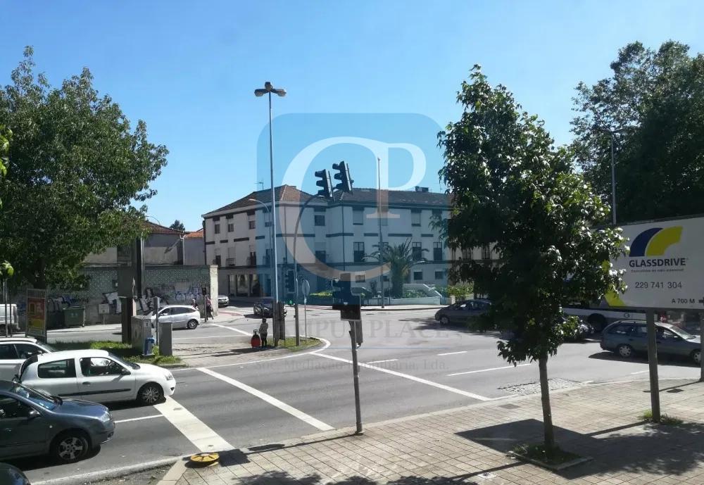 Loja com 129m² ao cruzamento de Monte dos Burgos